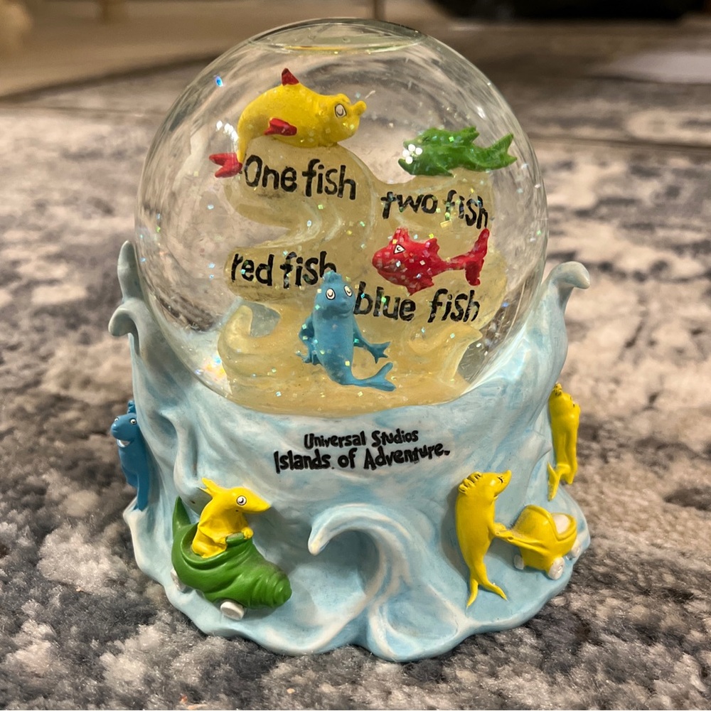 Snow globe universal studios island of adventures dr seuss 1998 VANDOR one fish